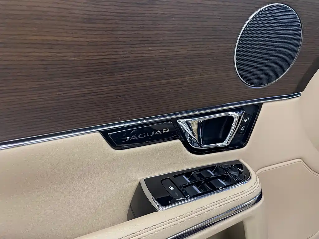 Jaguar XJ — миниатюра 32