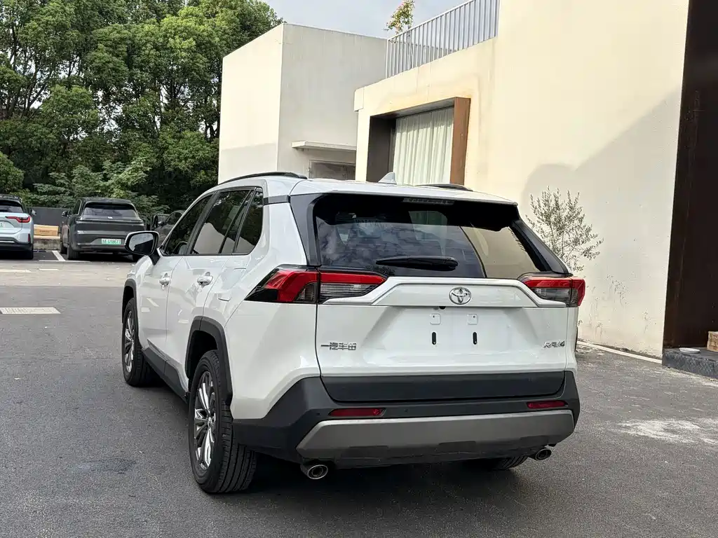 Toyota RAV4 — миниатюра 7