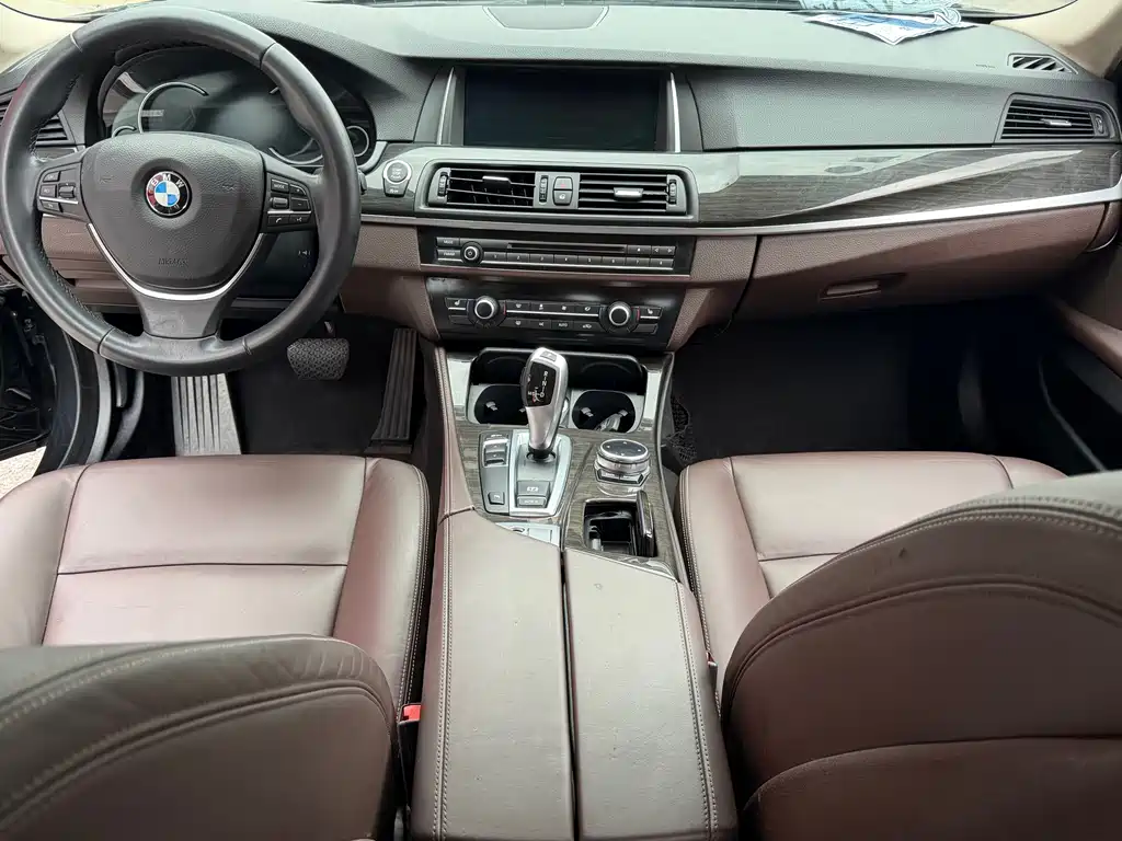 BMW 5 Series — миниатюра 6