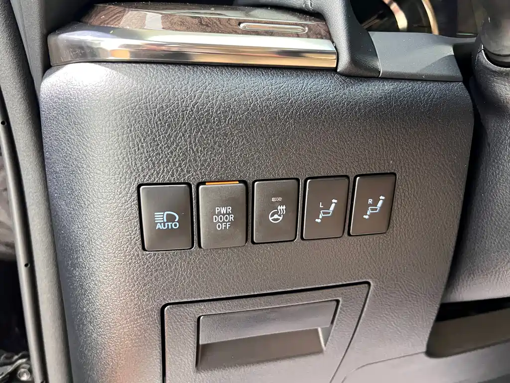 Toyota Alphard — миниатюра 17