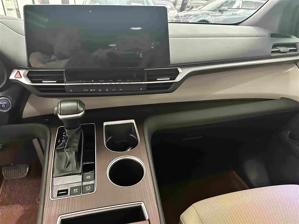 Toyota Granvia — миниатюра 9