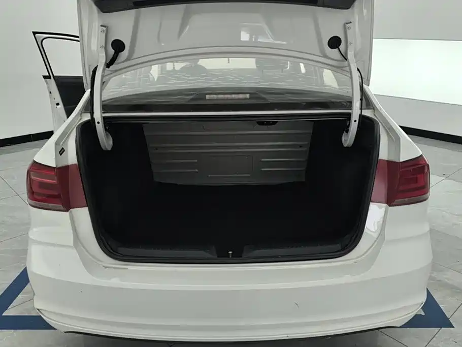 Volkswagen Santana — миниатюра 4