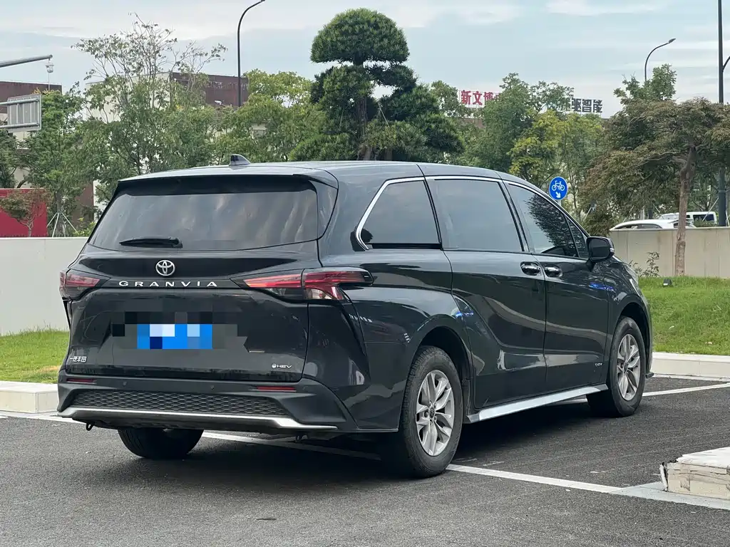 Toyota Granvia — миниатюра 7