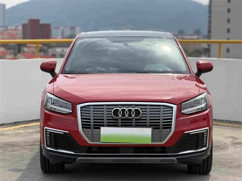Audi Q2L e-tron — миниатюра 2