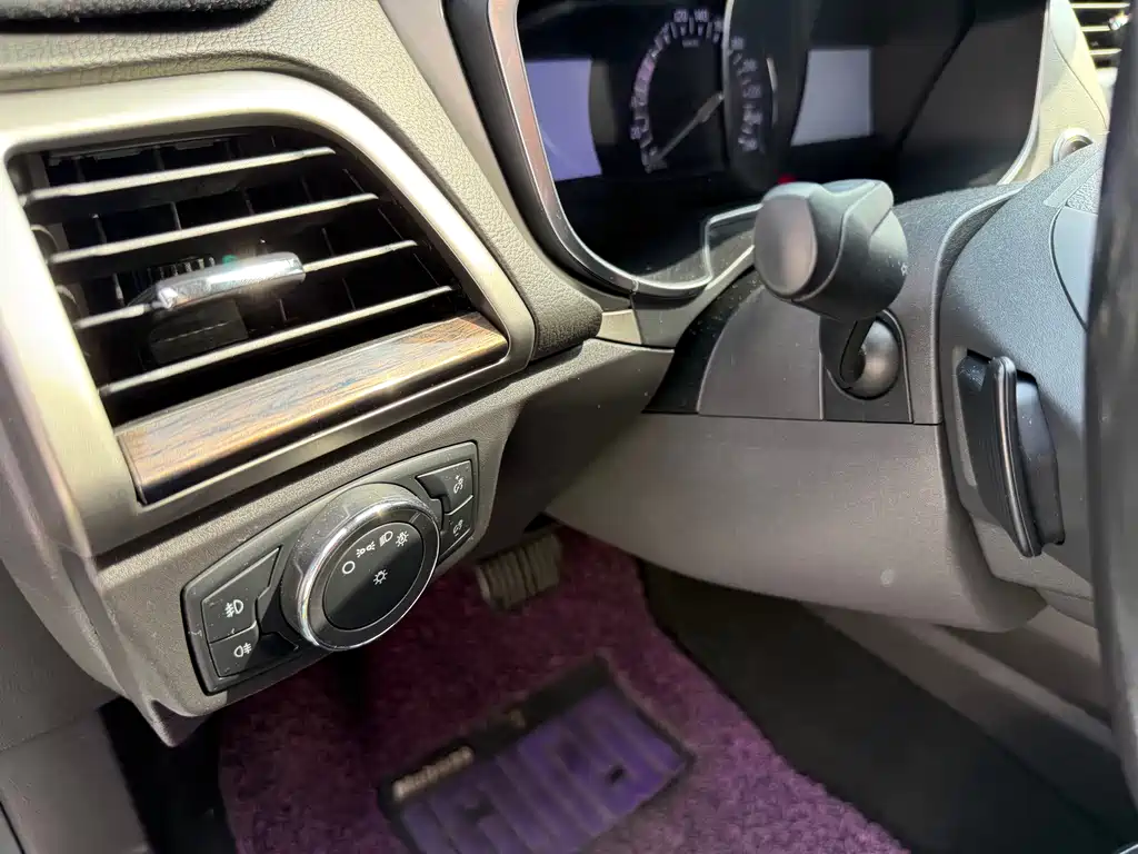 Ford Mondeo — миниатюра 6