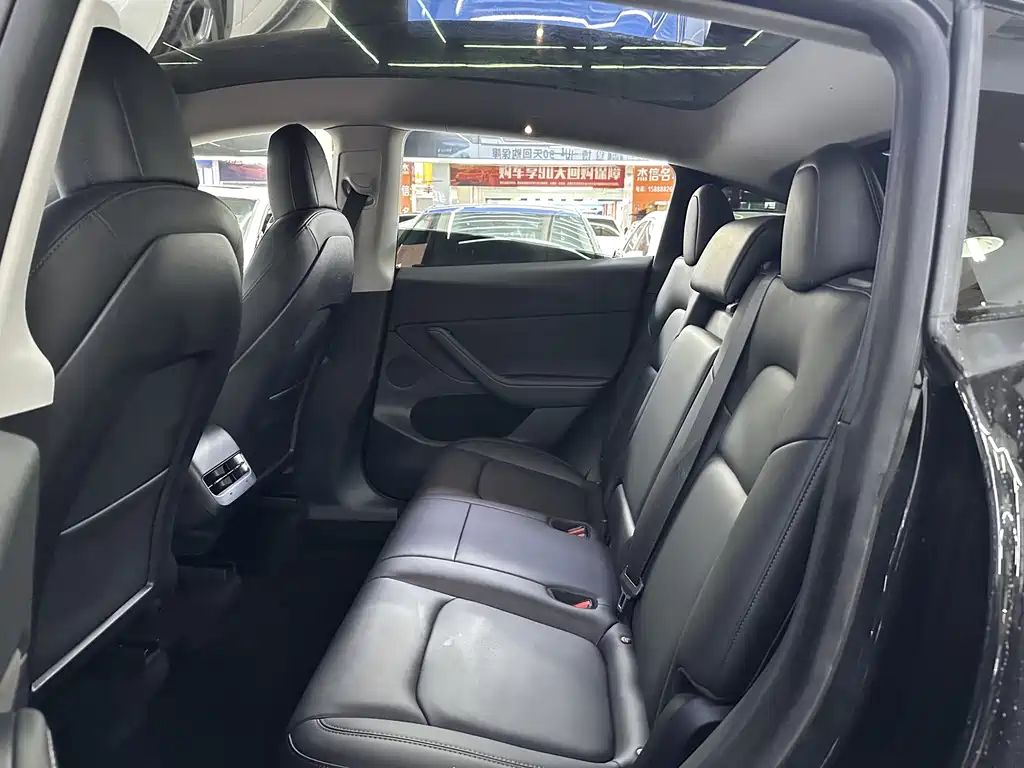 Tesla Model Y — миниатюра 6