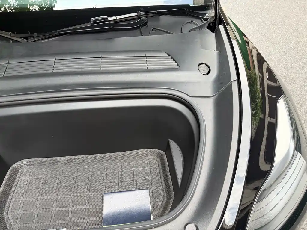 Tesla Model Y — миниатюра 19
