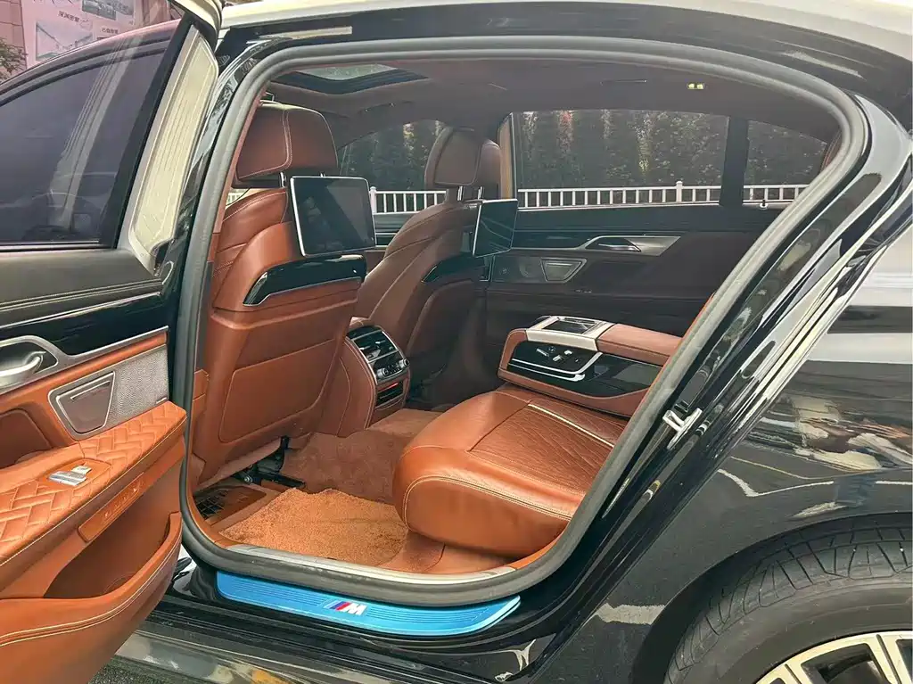 BMW 7 Series — миниатюра 11