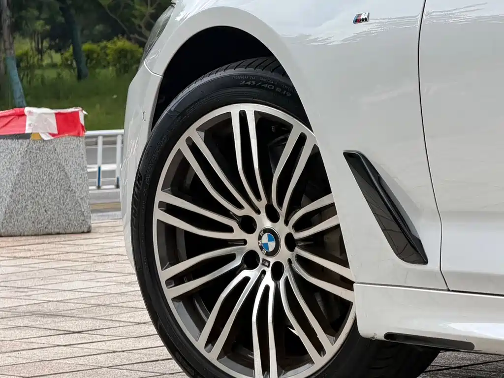 BMW 5 Series — миниатюра 14