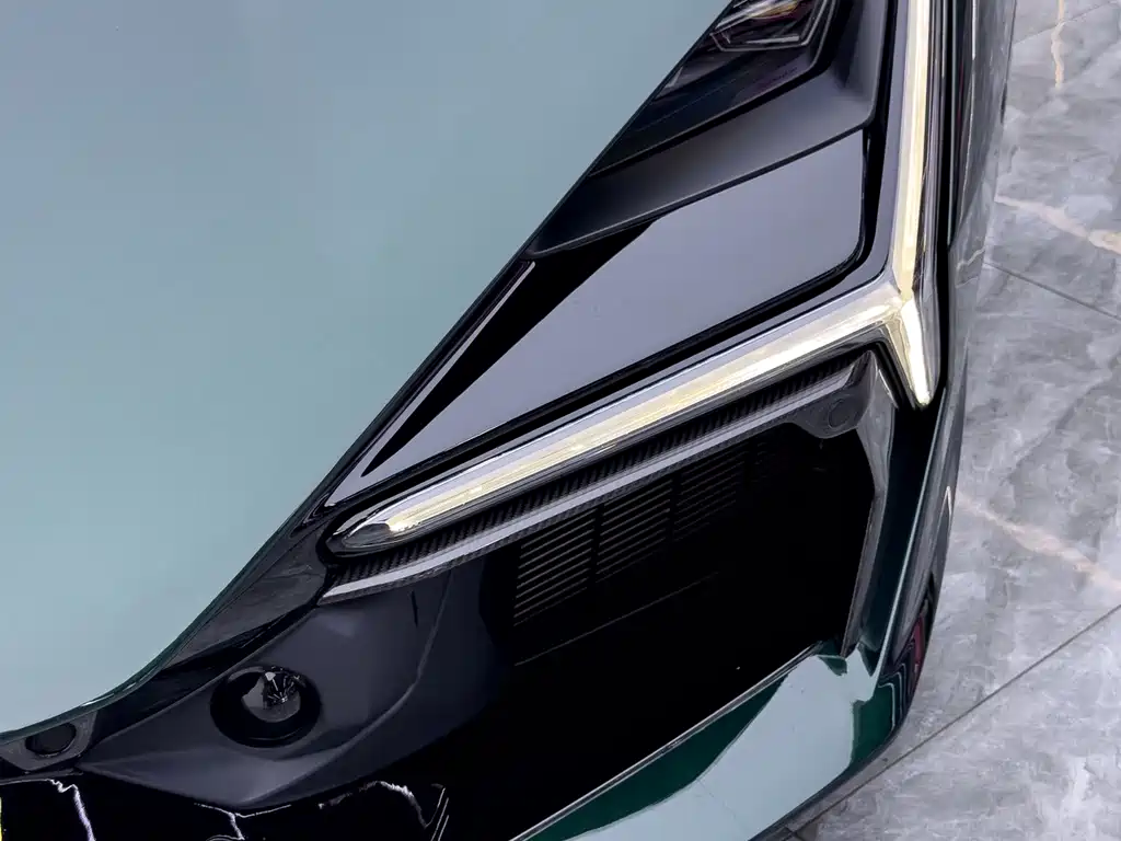 Lamborghini Revuelto — миниатюра 12