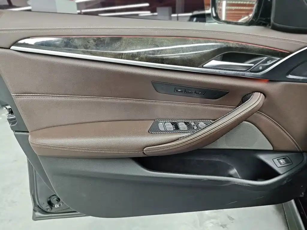 BMW 5 Series — миниатюра 5