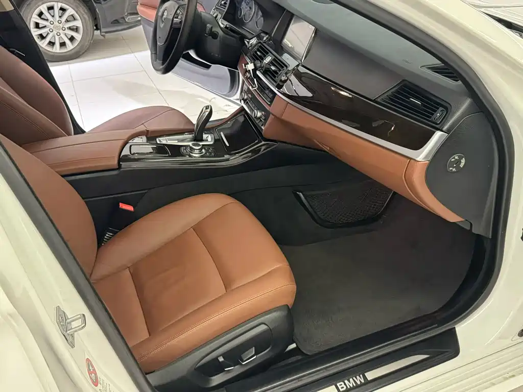 BMW 5 Series — миниатюра 6