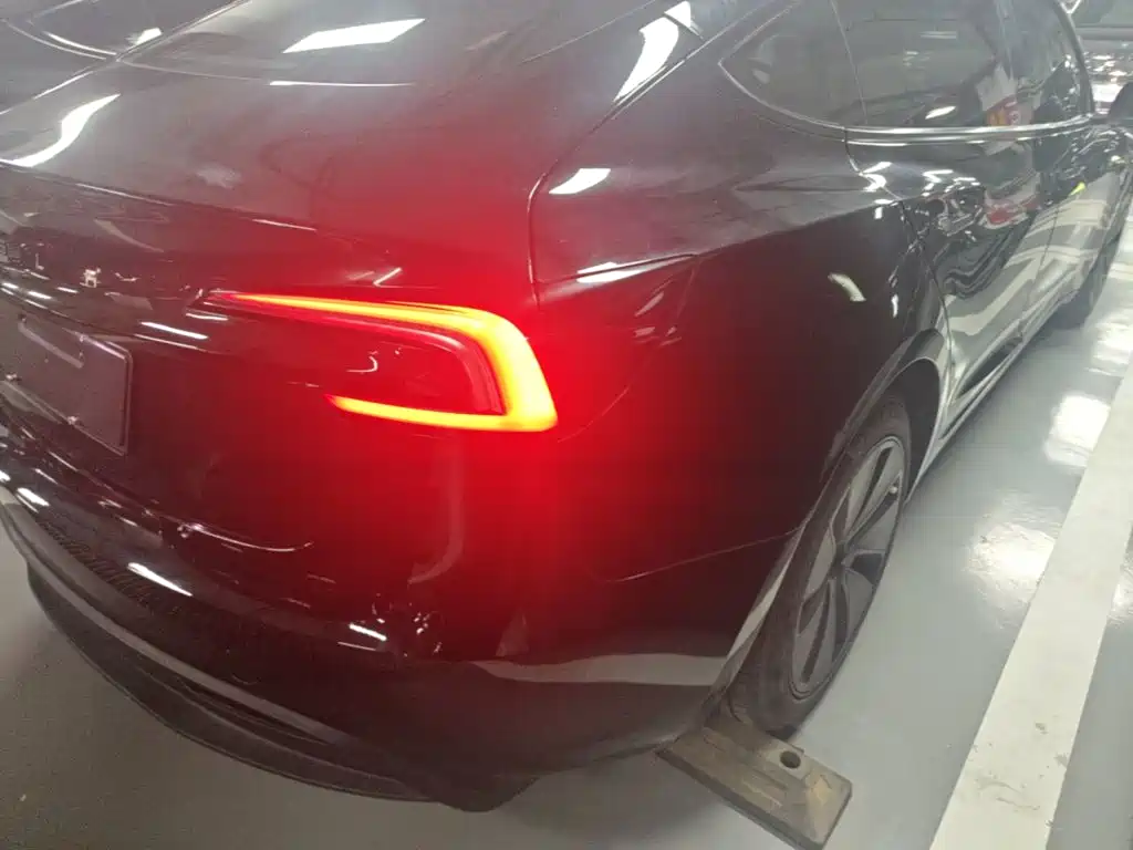 Tesla Model 3 — миниатюра 8