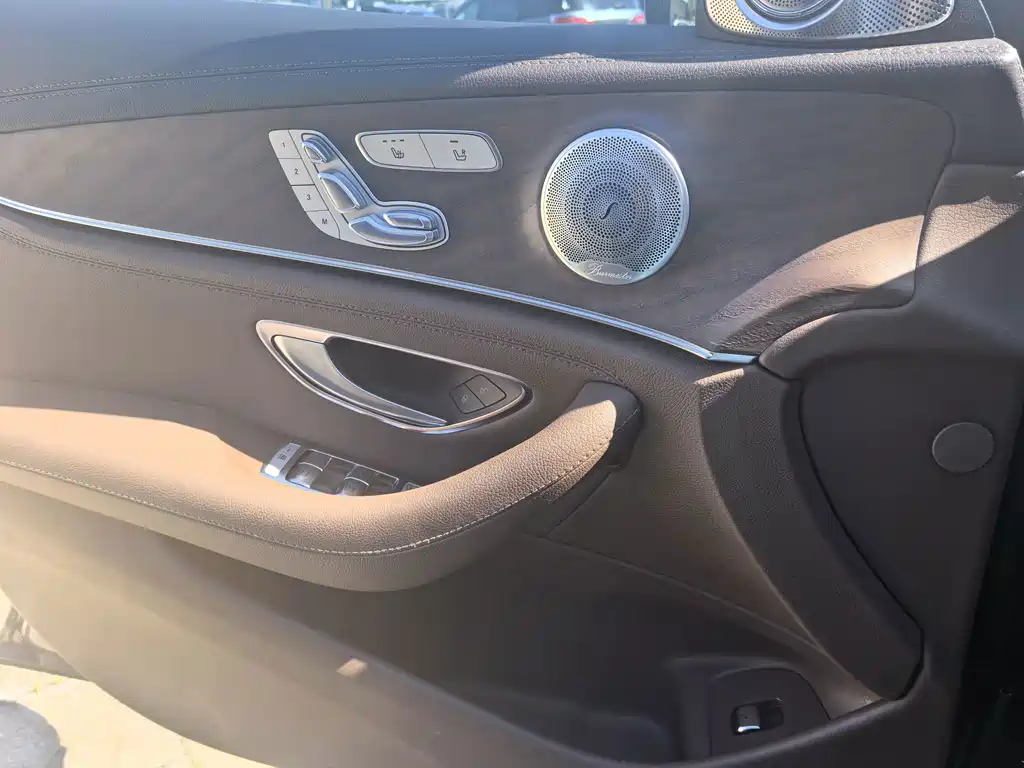 Mercedes-Benz E-Class — миниатюра 11