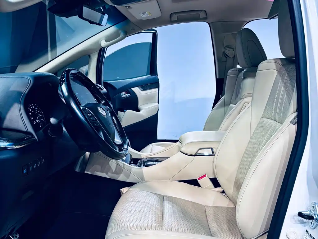 Toyota Alphard — миниатюра 6