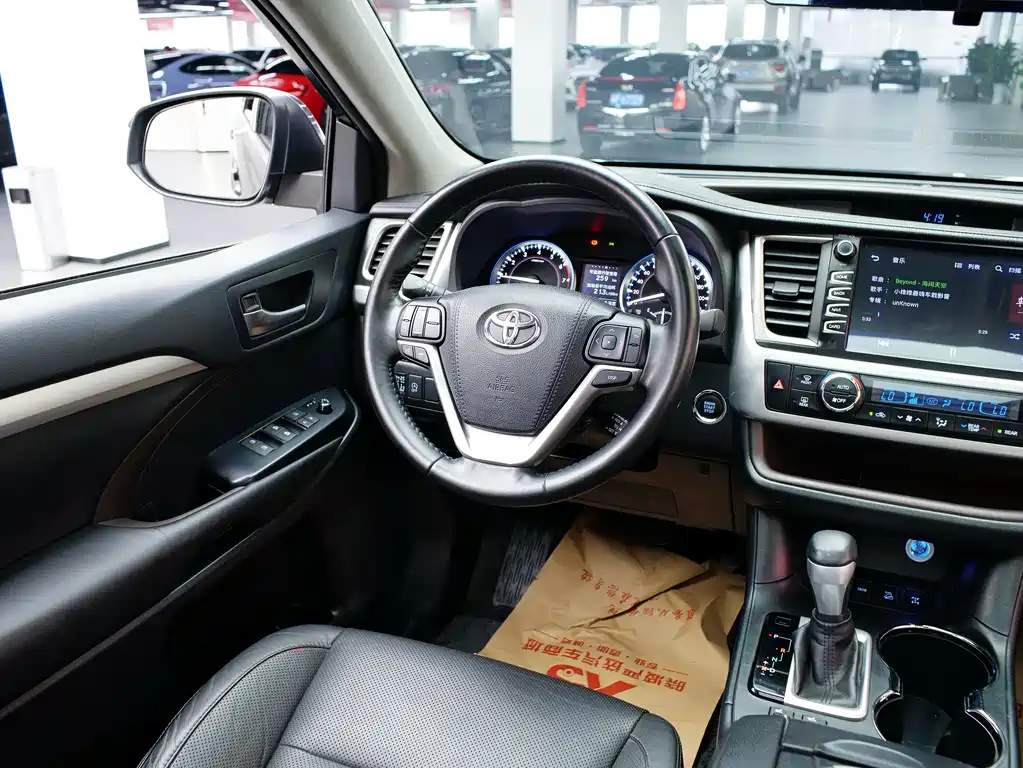 Toyota Highlander 2015 2.0T Luxury 7 мест