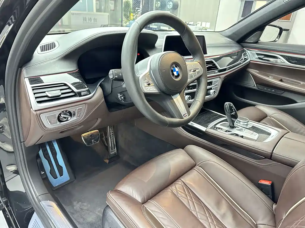 BMW 7 Series — миниатюра 12