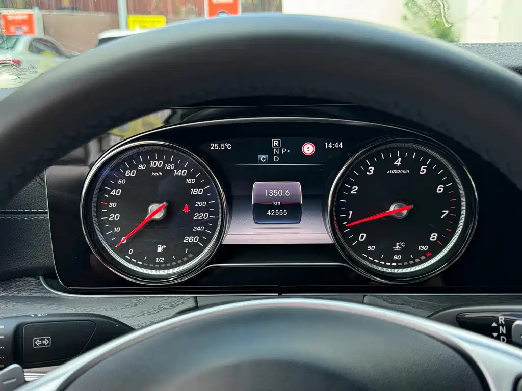 Mercedes-Benz E-Class (Import) — миниатюра 10