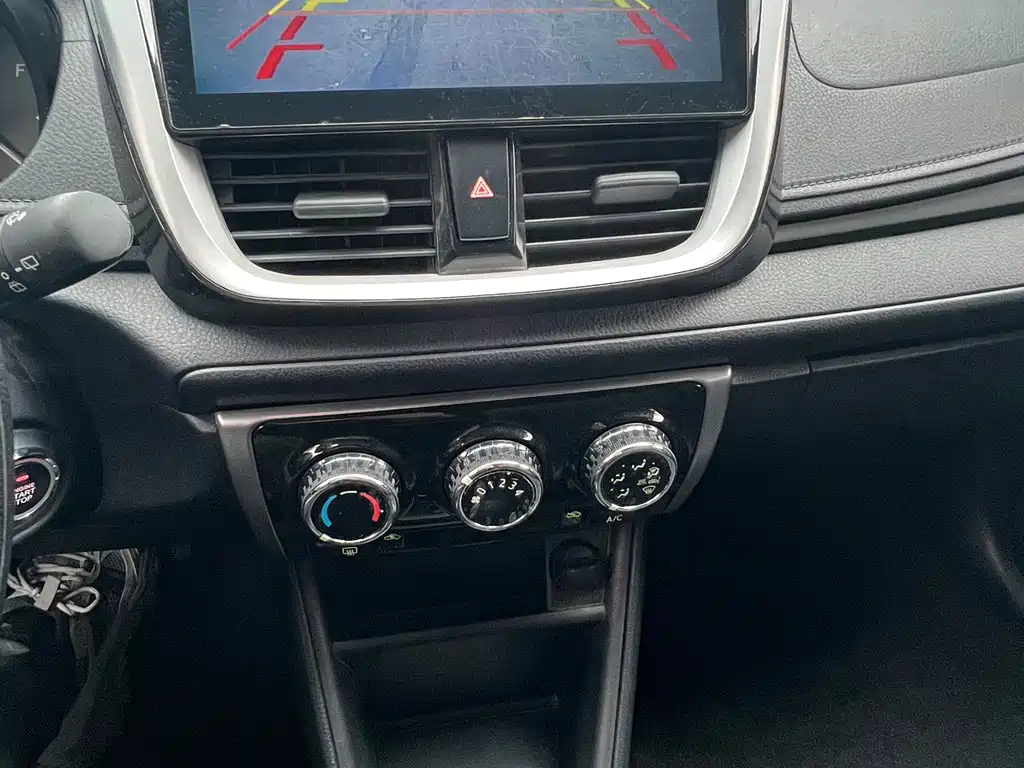 Toyota Yaris L — миниатюра 6