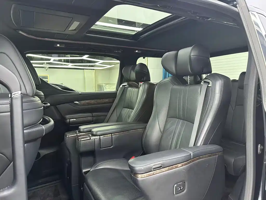 Toyota Alphard — миниатюра 5