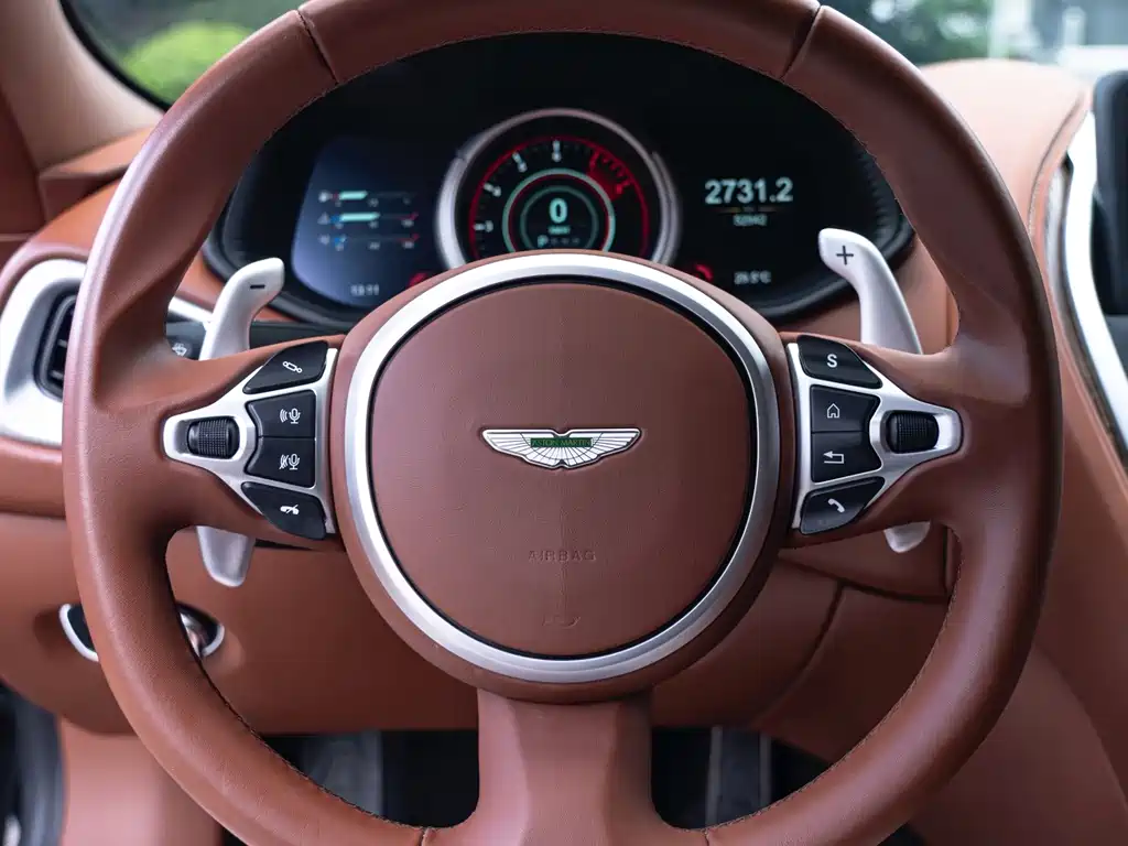 Aston Martin DB11 — миниатюра 11
