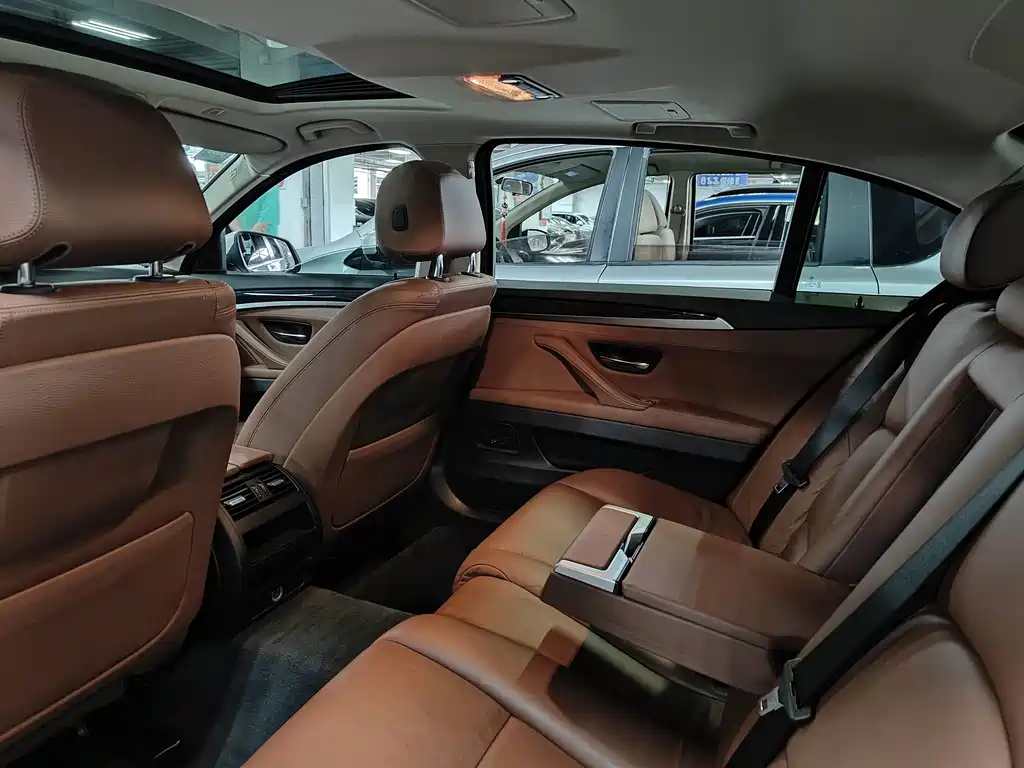 BMW 5 Series — миниатюра 7