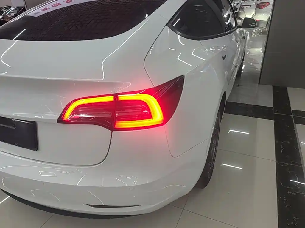 Tesla Model 3 — миниатюра 8