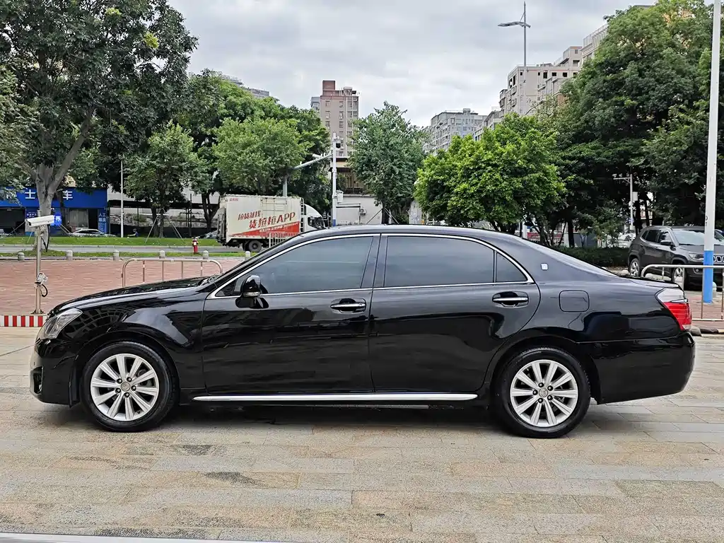 Toyota Crown — миниатюра 8