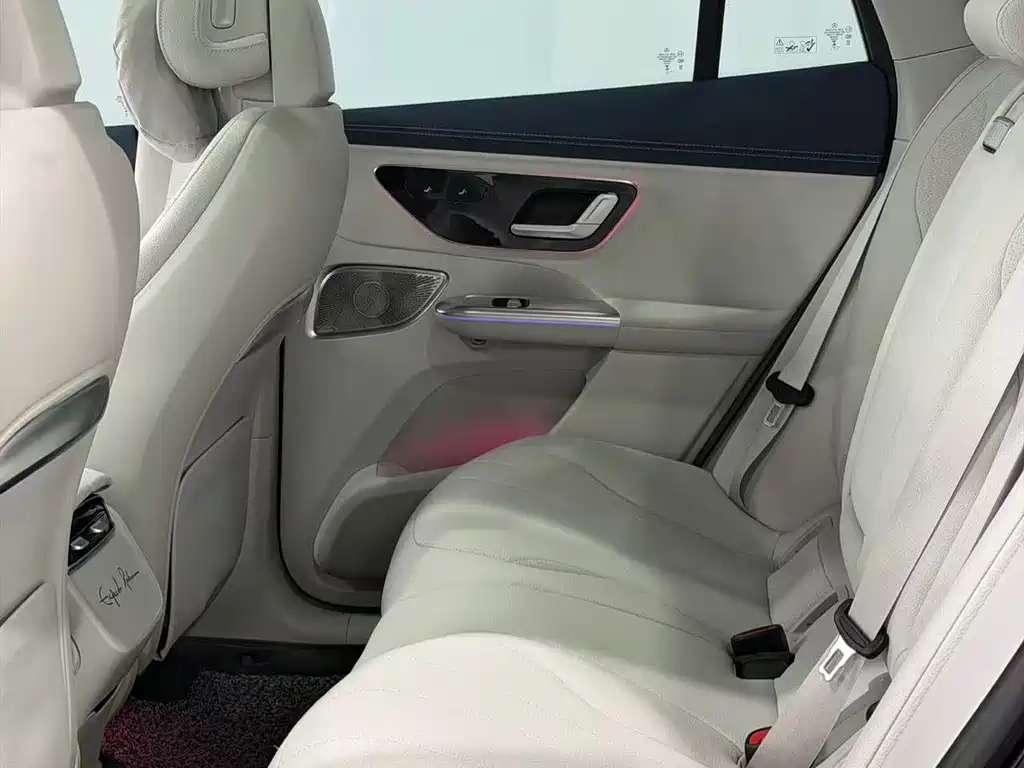 Mercedes-Benz EQE SUV — миниатюра 17