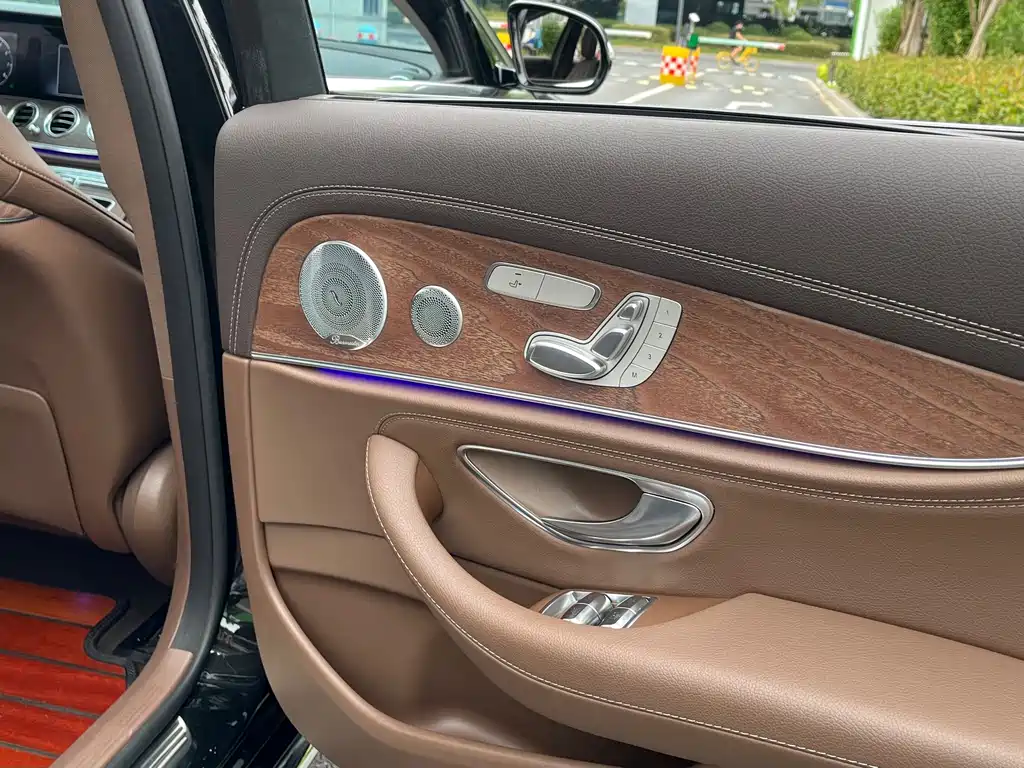 Mercedes-Benz E-Class — миниатюра 18
