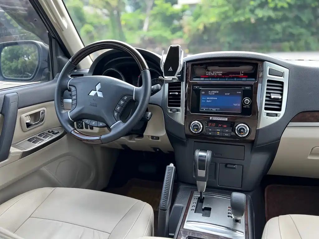 Mitsubishi Pajero (Import) — миниатюра 7
