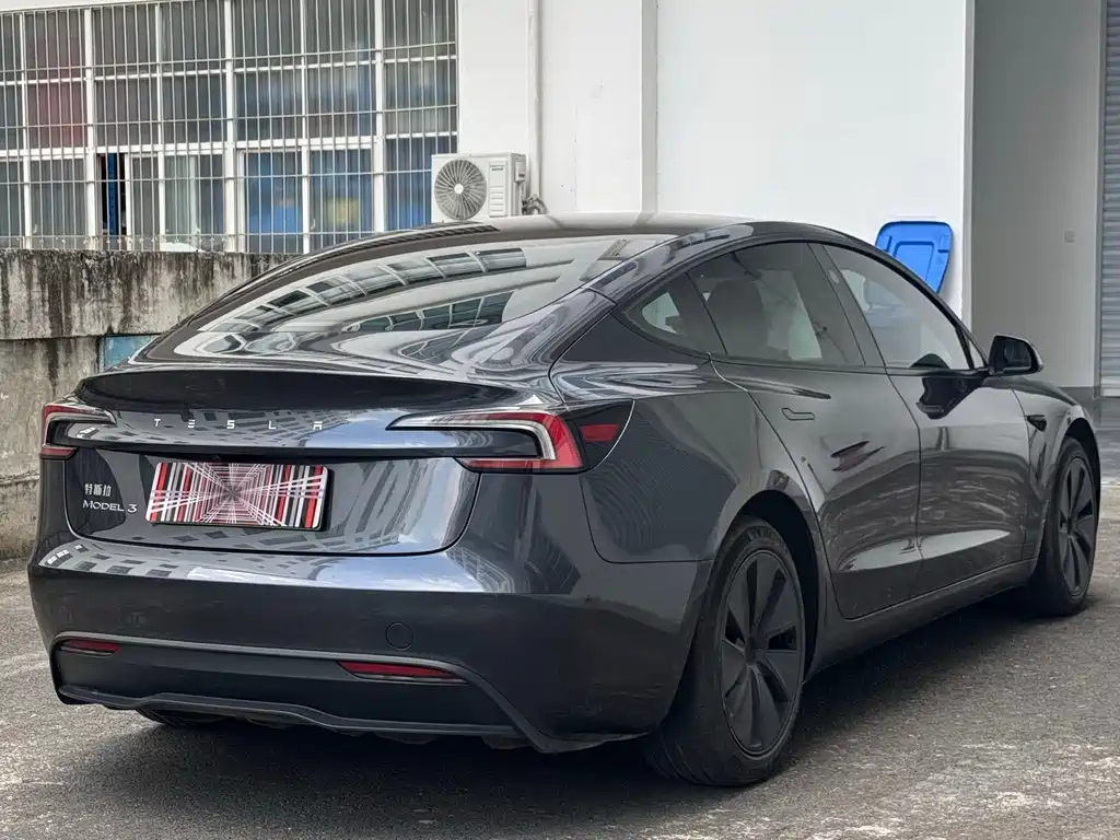 Tesla Model 3 — миниатюра 11
