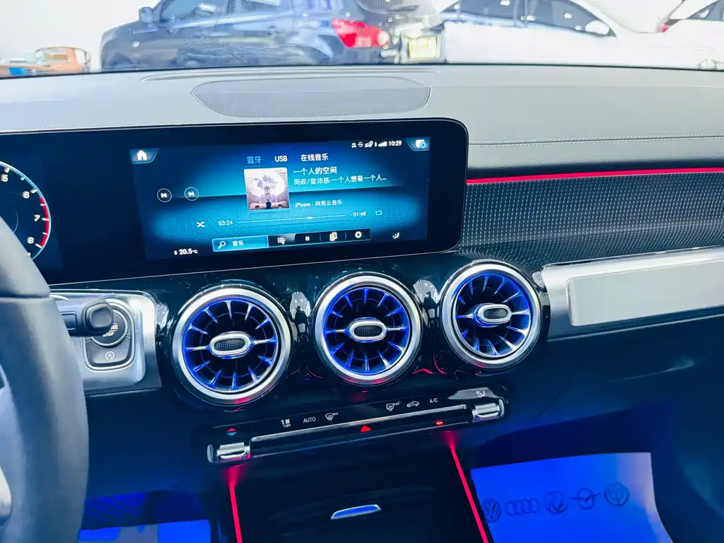 Mercedes-Benz GLB — миниатюра 12