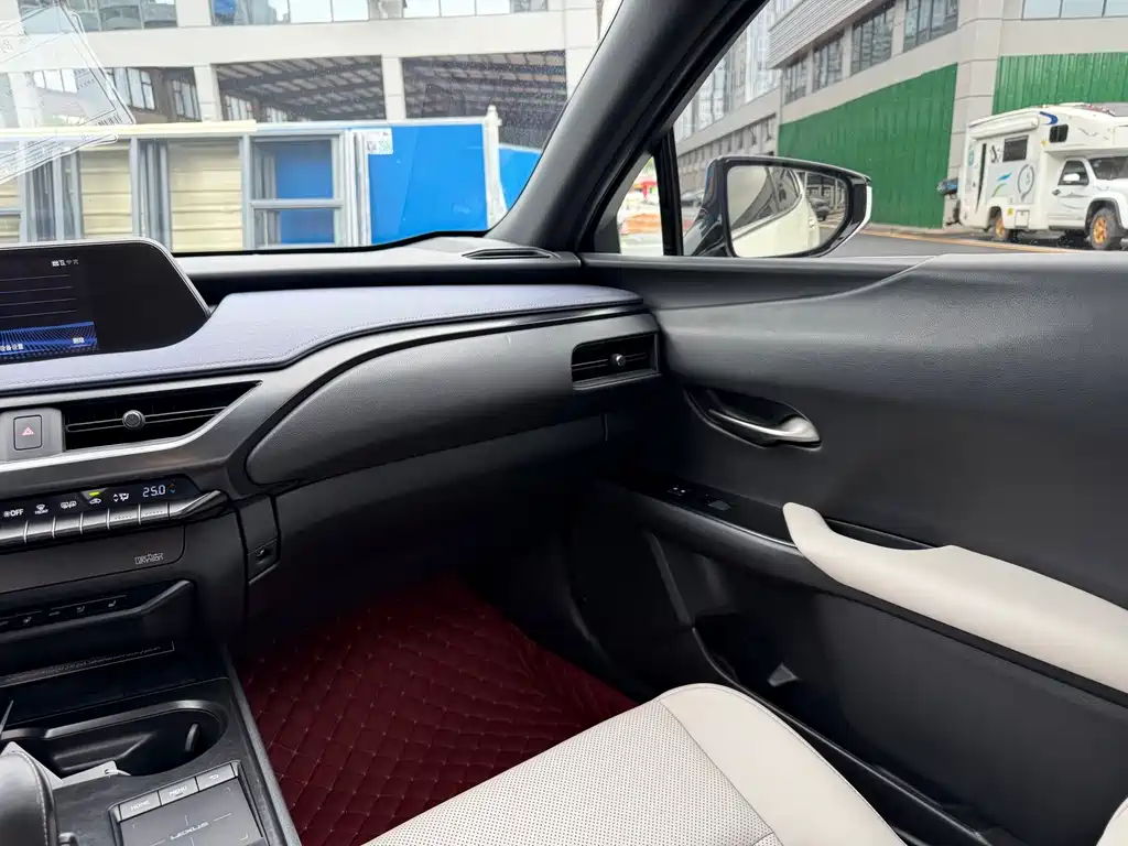 Lexus UX New Energy — миниатюра 8