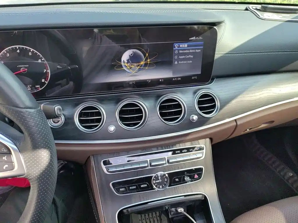 Mercedes-Benz E-Class — миниатюра 6