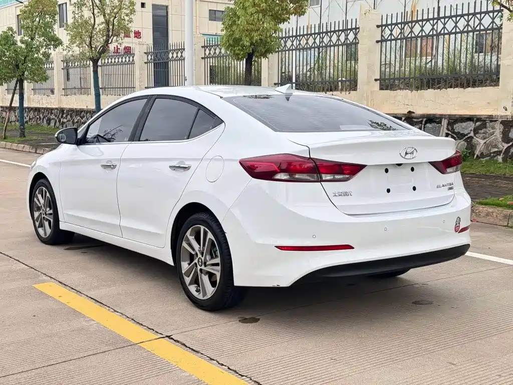 Hyundai Elantra — миниатюра 11