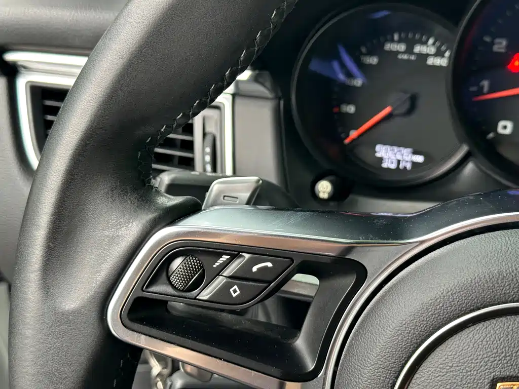 Porsche Macan — миниатюра 9