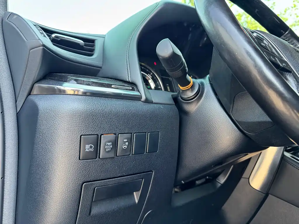 Toyota Vellfire — миниатюра 13