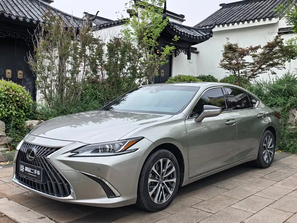 Lexus ES 2024
