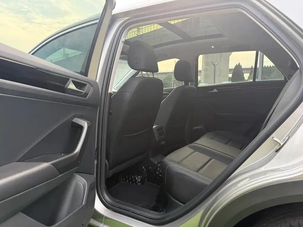 Volkswagen T-Roc — миниатюра 10
