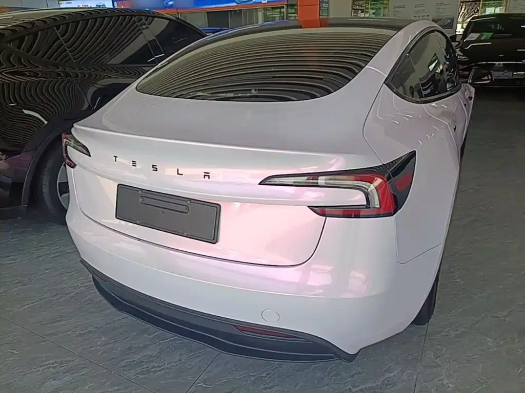 Tesla Model 3 — миниатюра 6