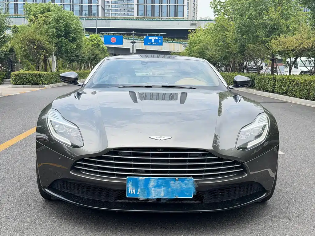 Aston Martin DB11 — миниатюра 2