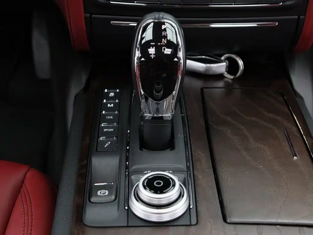 Maserati Quattroporte — миниатюра 19