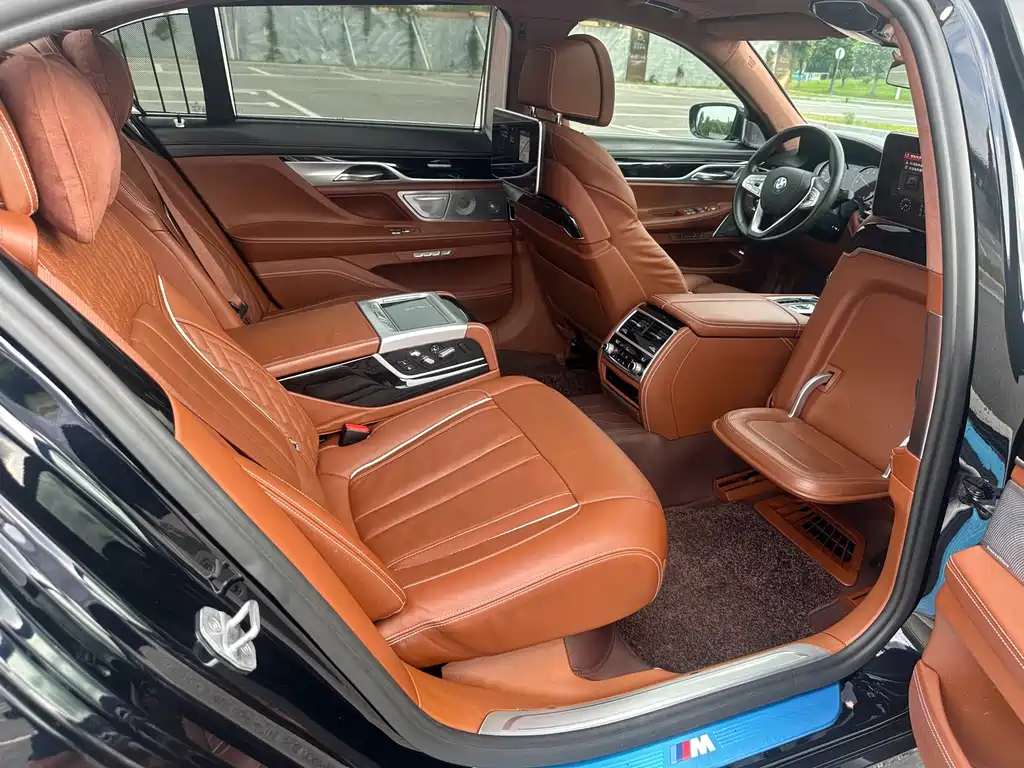 BMW 7 Series — миниатюра 14