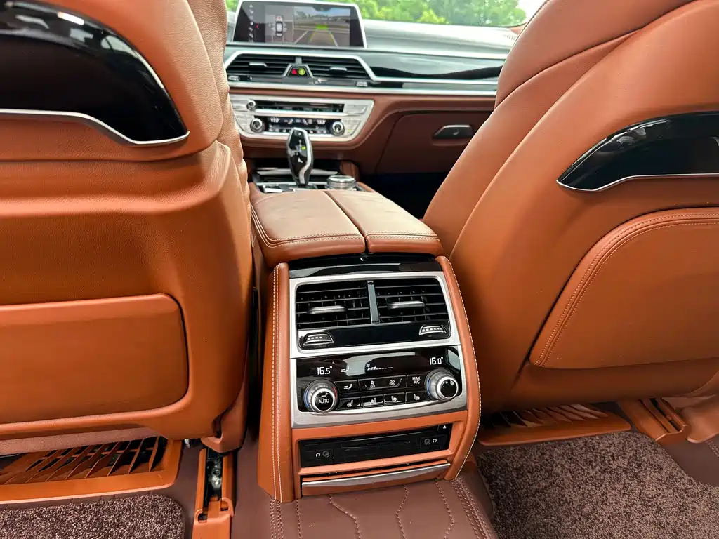 BMW 7 Series — миниатюра 45