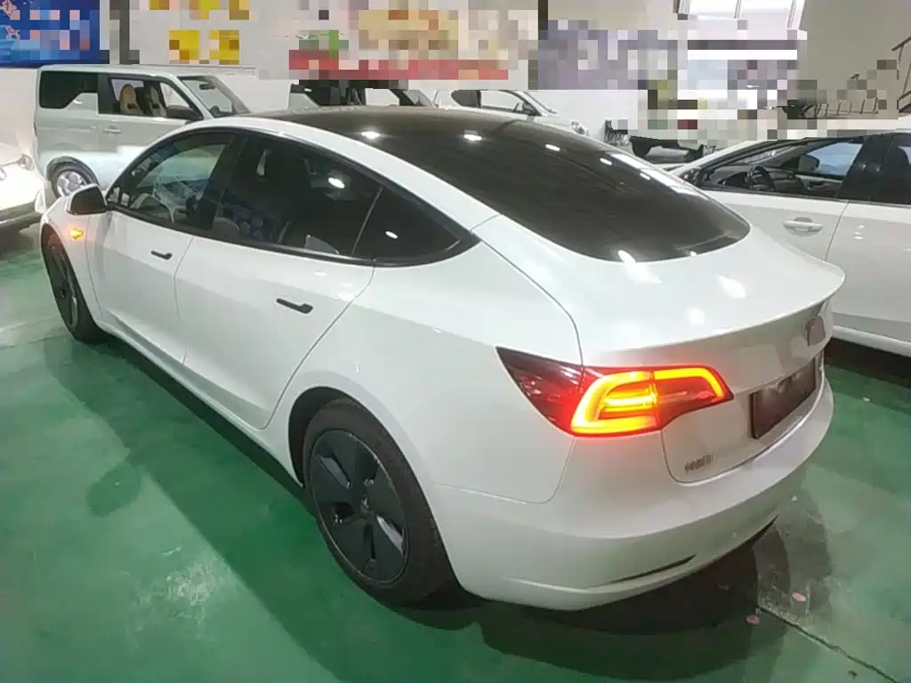 Tesla Model 3 — миниатюра 5