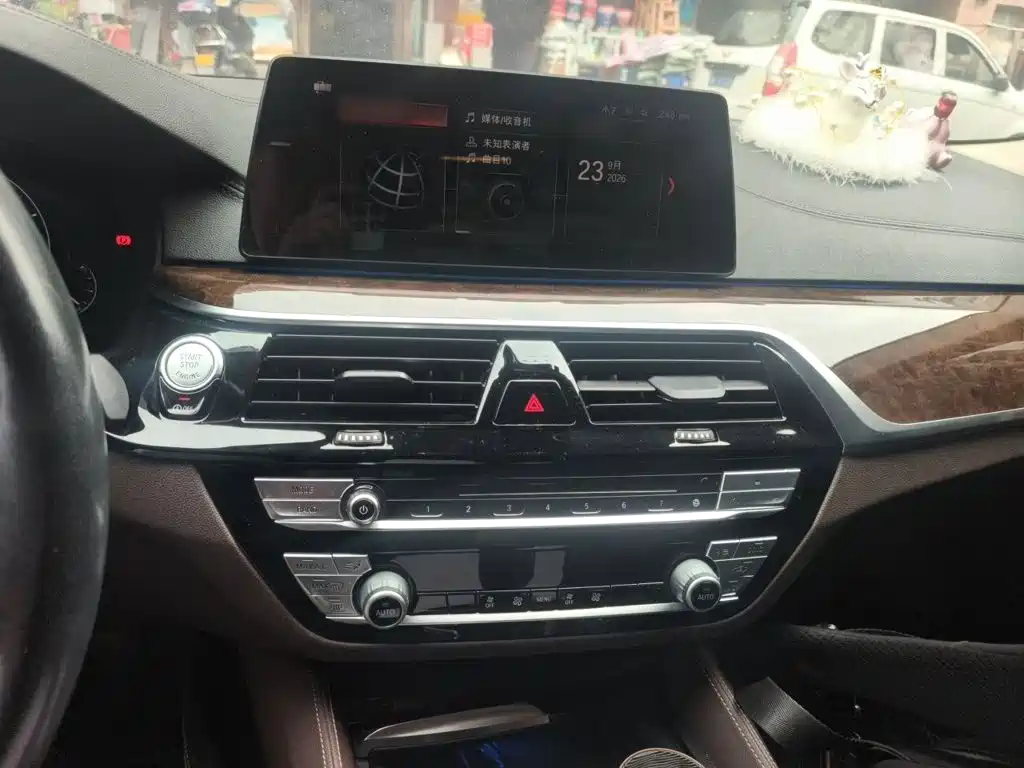 BMW 5 Series — миниатюра 6