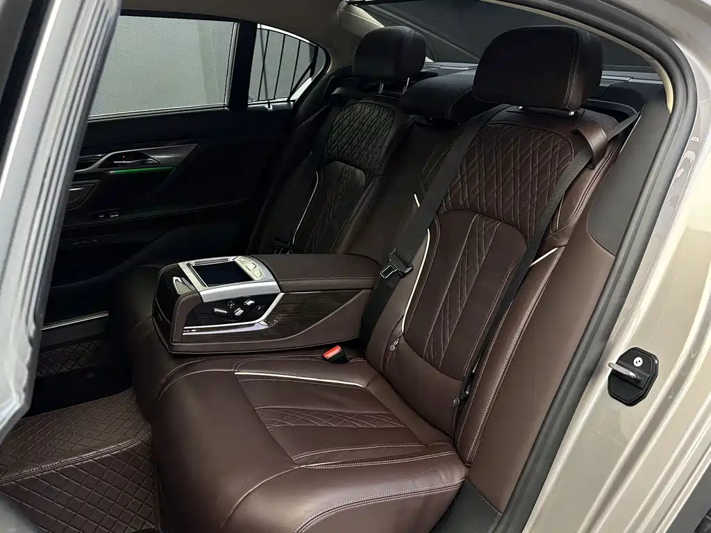 BMW 7 Series — миниатюра 9