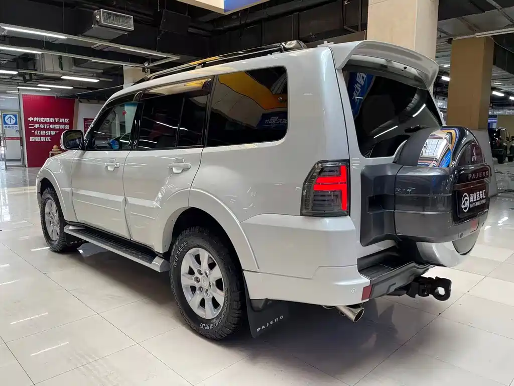 Mitsubishi Pajero (Import) — миниатюра 4