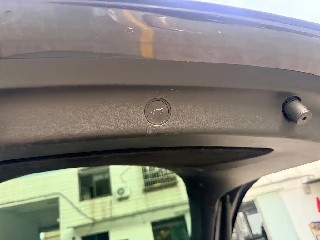 Tesla Model Y — миниатюра 17